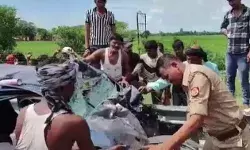 एक्सप्रेस वे पर खड़े डंपर में घुसी कार के उडे परखच्चे- चार लोगों की मौत एक्सप्रेस वे पर खड़े डंपर में घुसी कार के उडे परखच्चे- चार लोगों की मौत