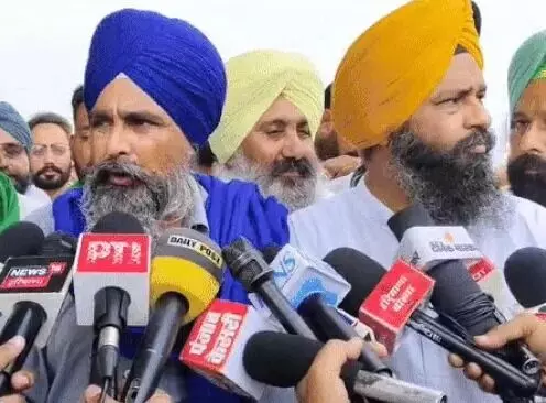 किसानों की महापंचायत में देश भर के रेलवे ट्रैक जाम करने का ऐलान किसानों की महापंचायत में देश भर के रेलवे ट्रैक जाम करने का ऐलान