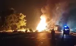 ट्रक की टक्कर से डिवाइडर तोड़ दूसरी तरफ पहुंची DCM में लगी आग- ड्राइवर की मौत ट्रक की टक्कर से डिवाइडर तोड़ दूसरी तरफ पहुंची DCM में लगी आग- ड्राइवर की मौत