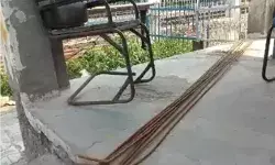 अब यहां पर ट्रैक पर रखा सरियों का बंडल -पटरी से ट्रेन उतारने की साजिश