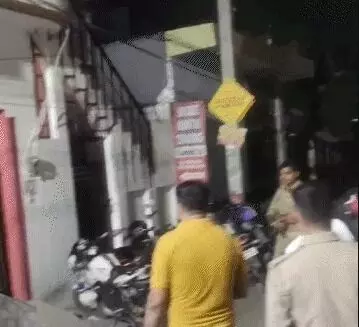 पिता की पिस्टल लेकर छत पर पहुंचे टीचर ने अपना भेजा उड़ाया-परिजनों में.. पिता की पिस्टल लेकर छत पर पहुंचे टीचर ने अपना भेजा उड़ाया-परिजनों में..