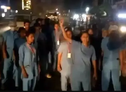 बेड टच को लेकर खड़ा हुआ बवाल- अस्पताल के बाहर प्रदर्शन हंगामा बेड टच को लेकर खड़ा हुआ बवाल- अस्पताल के बाहर प्रदर्शन हंगामा