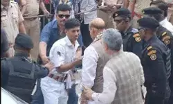 रक्षामंत्री की सुरक्षा में चूक- सुरक्षा घेरा तोड़ पहुंचा 10वीं का छात्र रक्षामंत्री की सुरक्षा में चूक- सुरक्षा घेरा तोड़ पहुंचा 10वीं का छात्र