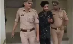 REEL के लिए बुजुर्ग के मुंह पर स्प्रे डालने वाला बना डांसर- ठुमक ठुमक REEL के लिए बुजुर्ग के मुंह पर स्प्रे डालने वाला बना डांसर- ठुमक ठुमक