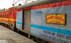 जमुना ब्रिज से पहले महाबोधि एक्सप्रेस पर पथराव- कई यात्री हुए जख्मी जमुना ब्रिज से पहले महाबोधि एक्सप्रेस पर पथराव- कई यात्री हुए जख्मी