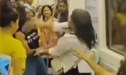 जंग का अखाड़ा बनी दिल्ली मेट्रो में आपस में भिड़ी लड़कियां- खूब हुई... जंग का अखाड़ा बनी दिल्ली मेट्रो में आपस में भिड़ी लड़कियां- खूब हुई...