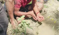 बदमाशों में पुलिस एक्शन का खौफ- SOG की गाड़ी देख तालाब में कूदे बदमाश बदमाशों में पुलिस एक्शन का खौफ- SOG की गाड़ी देख तालाब में कूदे बदमाश