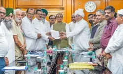 चुनाव के बीच केंद्र का बड़ा दांव- कृषि मंत्री ने किसानों को दिल्ली.... चुनाव के बीच केंद्र का बड़ा दांव- कृषि मंत्री ने किसानों को दिल्ली....