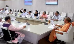 सीएम योगी के अधिकारियों को निर्देश- दशहरा से पहले गड्ढामुक्त हो सड़कें