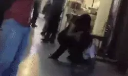 बीच सड़क लड़कियों में घमासान- एक दूसरे के बाल पकड़ घसीटा- मारे लात घूसे