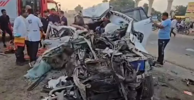 ट्रक के पीछे घुसी तेज रफ्तार कार - दर्शन करके लौट रहे सात लोग की.. ट्रक के पीछे घुसी तेज रफ्तार कार - दर्शन करके लौट रहे सात लोग की..