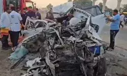 ट्रक के पीछे घुसी तेज रफ्तार कार - दर्शन करके लौट रहे सात लोग की.. ट्रक के पीछे घुसी तेज रफ्तार कार - दर्शन करके लौट रहे सात लोग की..