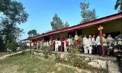 जम्मू कश्मीर चुनाव- जमकर दबा रहे EVM के बटन- बूथों पर वोटरों की कतारें जम्मू कश्मीर चुनाव- जमकर दबा रहे EVM के बटन- बूथों पर वोटरों की कतारें