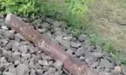 हादसा या साजिश- ट्रैक के बीच खड़े किए लोहे के टुकड़े से टकराई ट्रेन हादसा या साजिश- ट्रैक के बीच खड़े किए लोहे के टुकड़े से टकराई ट्रेन