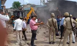 अवैध कब्जे पर बड़ा एक्शन- 23 मकानों पर चला बुलडोजर- जमींदोज हुए घर