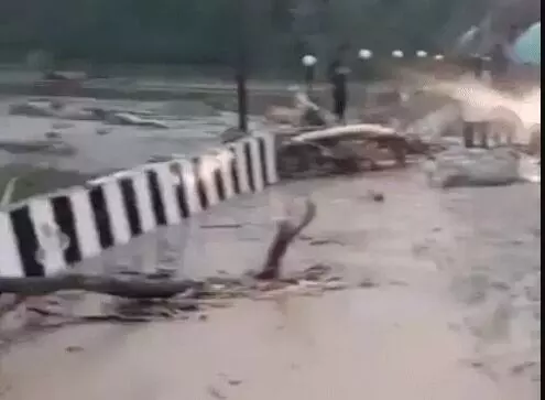 डैम के गेट खोलते ही मची तबाही- एक व्यक्ति की मौत- सड़कें पुल बहे