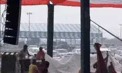 राहुल की रैली पर बारिश का अड़ंगा- जमकर बरस रहे बादल राहुल की रैली पर बारिश का अड़ंगा- जमकर बरस रहे बादल