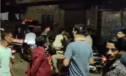 नाबालिग के किडनैप की कोशिश को लेकर बवाल- कार में लगाई आग- आरोपी... नाबालिग के किडनैप की कोशिश को लेकर बवाल- कार में लगाई आग- आरोपी...