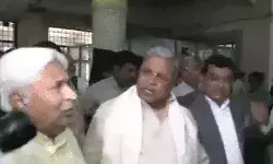 इस्तीफे के सवाल पर भड़के सीएम ने मीडियाकर्मी का माइक हटाया इस्तीफे के सवाल पर भड़के सीएम ने मीडियाकर्मी का माइक हटाया