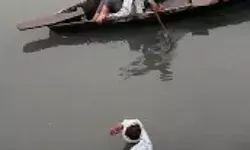 गोमती में युवती ने लगाई छलांग- जान पर खेल गया गोताखोर श्रीपाल गोमती में युवती ने लगाई छलांग- जान पर खेल गया गोताखोर श्रीपाल