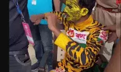 मुकाबला देखने पहुंचे बांग्लादेशी फैन की स्टेडियम में ठुकाई- हॉस्पिटल..