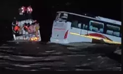 पानी के बहाव में नदी में फंसी बस को निकालने पहुंचा ट्रक भी फंसा पानी के बहाव में नदी में फंसी बस को निकालने पहुंचा ट्रक भी फंसा