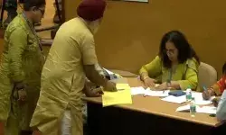 LG के फरमान पर स्टैंडिंग कमेटी के मेंबर के चुनाव की वोटिंग खत्म LG के फरमान पर स्टैंडिंग कमेटी के मेंबर के चुनाव की वोटिंग खत्म