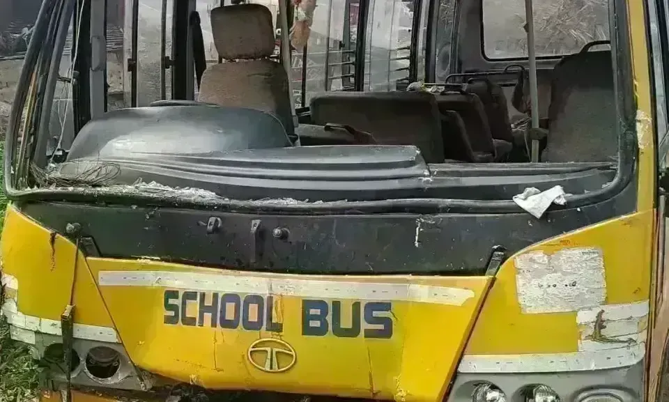 स्कूल बस पलटने से दर्जन छात्र और 2 शिक्षक हुए घायल स्कूल बस पलटने से दर्जन छात्र और 2 शिक्षक हुए घायल
