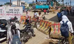 मेरठ बागपत हाईवे पर थमें गाड़ियों के पहिए- डेढ़ साल बाद ही संभव होगी.. मेरठ बागपत हाईवे पर थमें गाड़ियों के पहिए- डेढ़ साल बाद ही संभव होगी..