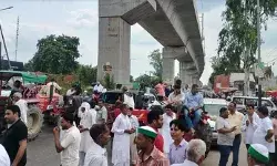 पर्चे निरस्त करने के विरोध में अब किसानों का हाईवे पर कब्जा पर्चे निरस्त करने के विरोध में अब किसानों का हाईवे पर कब्जा