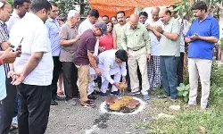 नारियल फोड़कर मंत्री कपिल देव ने किया नाला निर्माण का शिलान्यास नारियल फोड़कर मंत्री कपिल देव ने किया नाला निर्माण का शिलान्यास
