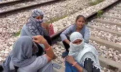 ड्यूटी पर तैनात महिला रेलकर्मियों का वीडियो गेम खेलते वीडियो वायरल ड्यूटी पर तैनात महिला रेलकर्मियों का वीडियो गेम खेलते वीडियो वायरल