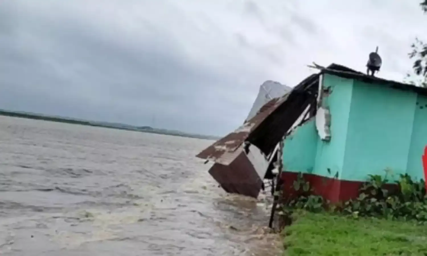 नदी में आई बाढ़ से तबाही- 6 सेकंड के भीतर नदी में समा गया मस्जिद का ढांचा