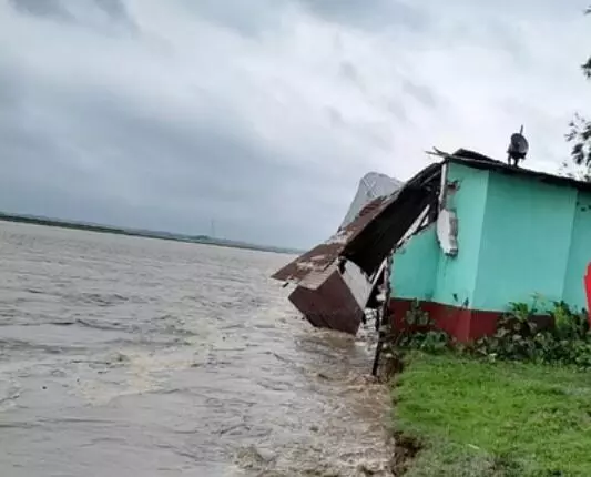 नदी में आई बाढ़ से तबाही- 6 सेकंड के भीतर नदी में समा गया मस्जिद का ढांचा