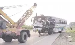 सड़क पर खड़े ट्रक से टकराई बस- तीन लोगों की मौत- 11 हुए घायल सड़क पर खड़े ट्रक से टकराई बस- तीन लोगों की मौत- 11 हुए घायल