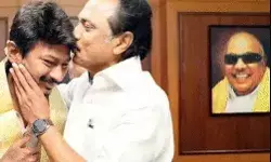 CM ने सनातन को डेंगू मलेरिया बताने वाले बेटे को डिप्टी सीएम बनाया CM ने सनातन को डेंगू मलेरिया बताने वाले बेटे को डिप्टी सीएम बनाया