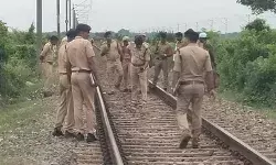 ट्रैक पर बड़ा पत्थर रखकर लखनऊ छपरा एक्सप्रेस को पलटाने की साजिश ट्रैक पर बड़ा पत्थर रखकर लखनऊ छपरा एक्सप्रेस को पलटाने की साजिश