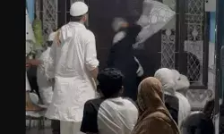 युवती से छेड़छाड़- भरी पंचायत में महिला ने मौलवी को चप्पल से पीटा युवती से छेड़छाड़- भरी पंचायत में महिला ने मौलवी को चप्पल से पीटा