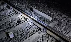 रेलवे ट्रैक पर रख सीमेंटेड खंभा- लोको पायलट की सूझबूझ से टली दुर्घटना रेलवे ट्रैक पर रख सीमेंटेड खंभा- लोको पायलट की सूझबूझ से टली दुर्घटना