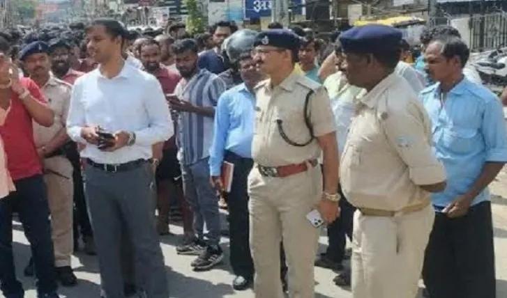 काली मंदिर के पास मिले प्रतिबंधित मांस को लेकर भारी बवाल- ढाई घंटे.. काली मंदिर के पास मिले प्रतिबंधित मांस को लेकर भारी बवाल- ढाई घंटे..