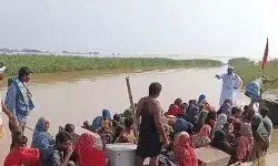 भारी बारिश के पानी के दबाव से टूटा कोसी नदी का बांध- 1 लाख लोग प्रभावित भारी बारिश के पानी के दबाव से टूटा कोसी नदी का बांध- 1 लाख लोग प्रभावित