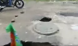 जमीन में समाईं सड़क पर लोगों ने लगाया बीजेपी का झंडा- बोले देखो विकास जमीन में समाईं सड़क पर लोगों ने लगाया बीजेपी का झंडा- बोले देखो विकास