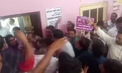 नगर निगम दफ्तर पर व्यापारियों का हल्ला बोल- अफसरों के साथ धक्का मुक्की नगर निगम दफ्तर पर व्यापारियों का हल्ला बोल- अफसरों के साथ धक्का मुक्की