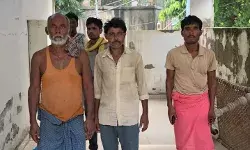 खाना खाकर घूमने निकले तीन दोस्तों को ट्रक ने कुचला- तीनों की मौत खाना खाकर घूमने निकले तीन दोस्तों को ट्रक ने कुचला- तीनों की मौत