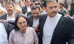 अभद्र टिप्पणी के मामले में पूर्व सांसद जयाप्रदा की हुई कोर्ट में पेशी अभद्र टिप्पणी के मामले में पूर्व सांसद जयाप्रदा की हुई कोर्ट में पेशी