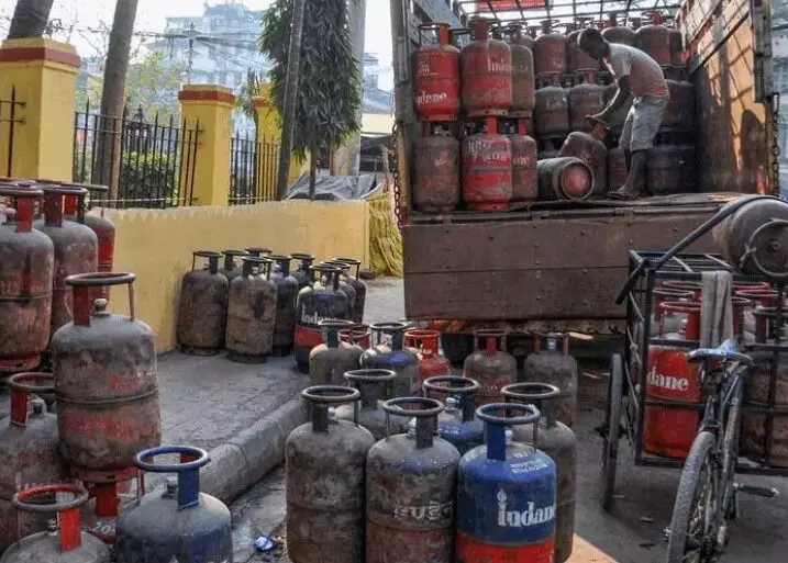 महीने के पहले दिन ही महंगाई का तोहफा- 48 रुपए महंगा हुआ गैस सिलेंडर महीने के पहले दिन ही महंगाई का तोहफा- 48 रुपए महंगा हुआ गैस सिलेंडर