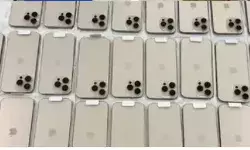 एयरपोर्ट पर जांच में महिला पैसेंजर का बैग निकला आईफोन का गोदाम एयरपोर्ट पर जांच में महिला पैसेंजर का बैग निकला आईफोन का गोदाम