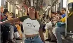 मेट्रो में फटे कपड़ों में हुस्न का जलवा- REEL के बुखार में छपी युवती..