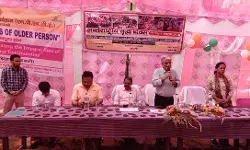 वृद्धजनो को कपड़े, फल वितरित कर अफसरो ने मनाया अंतर्राष्ट्रीय वृद्ध दिवस