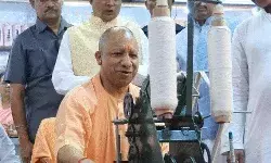 गांधी आश्रम पहुंचे सीएम ने चलाया चरखा- झाड़ू लगाकर की स्वच्छता.. गांधी आश्रम पहुंचे सीएम ने चलाया चरखा- झाड़ू लगाकर की स्वच्छता..